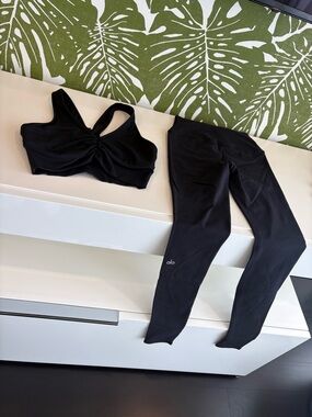 Two piece ALO Yoga Black Active top & legging set🖤